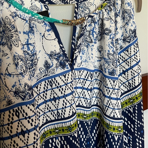 By & By Casual Blouse w/ gold bar accent - Picture 4 of 6
